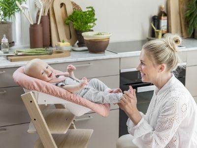 Trona Stokke Tripp Trapp ajustada para adaptarse a beb&eacute;s reci&eacute;n nacidos